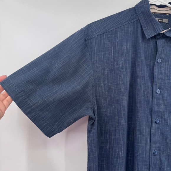 Rei Shirt Men Small Blue Button Up Short Sleeves Lightweight Rayon Blend Casual - Picture 2 of 10